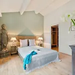 Outstanding With Heated Pool Near Uzes 度假居