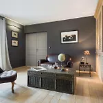Outstanding With Heated Pool Near Uzes 度假居