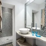 Outstanding With Heated Pool Near Uzes 度假居