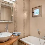 Outstanding With Heated Pool Near Uzes 度假居