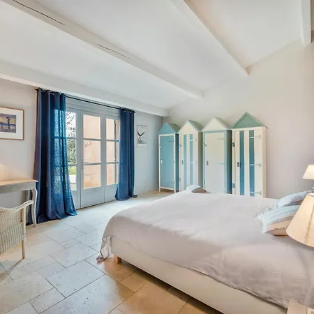 Outstanding With Heated Pool Near Uzes Saint-Siffret