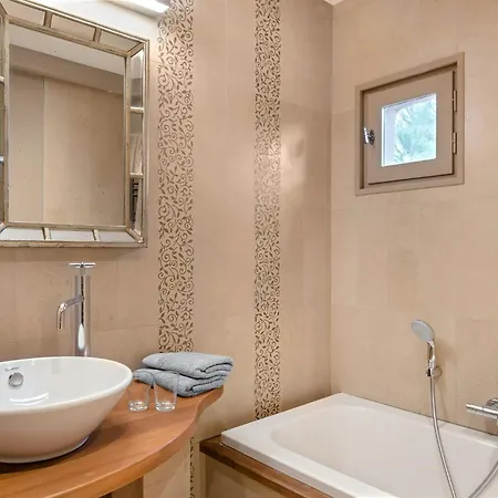Outstanding With Heated Pool Near Uzes Ferienhaus