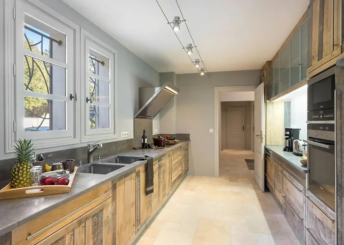 Outstanding With Heated Pool Near Uzes * Saint-Siffret