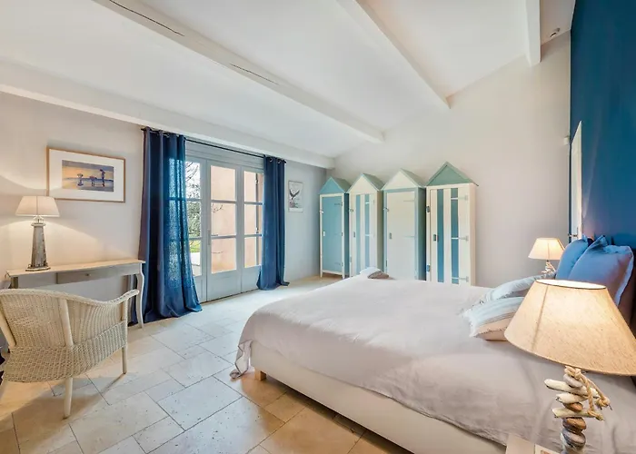 Outstanding With Heated Pool Near Uzes Saint-Siffret
