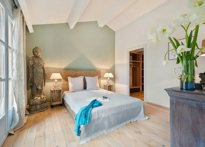 Outstanding With Heated Pool Near Uzes 別荘