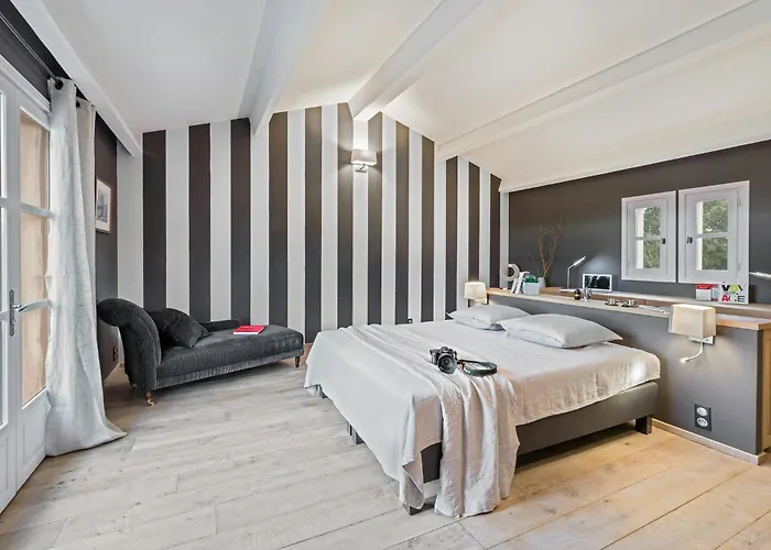 Outstanding With Heated Pool Near Uzes 別荘 *