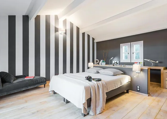 Outstanding With Heated Pool Near Uzes 別荘 Saint-Siffret
