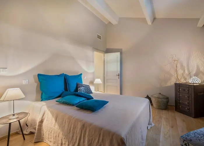 Outstanding With Heated Pool Near Uzes 別荘 Saint-Siffret