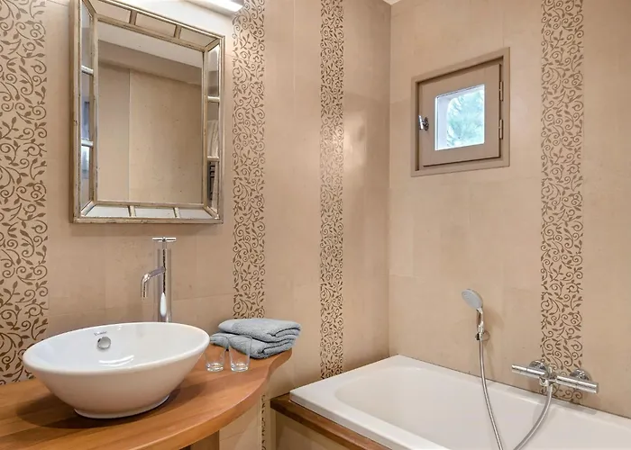 Outstanding With Heated Pool Near Uzes 別荘