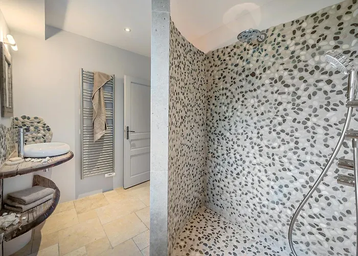 Outstanding With Heated Pool Near Uzes 別荘